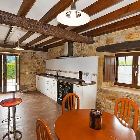 Casona De Piedra Con Jardin Cerca De Cabarceno Hébergement de vacances
