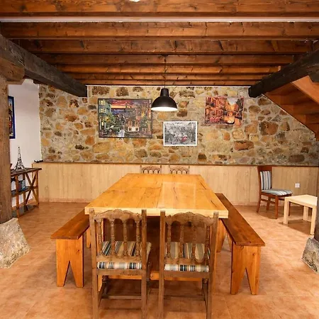 Casona De Piedra Con Jardin Cerca De Cabarceno Hébergement de vacances Penagos
