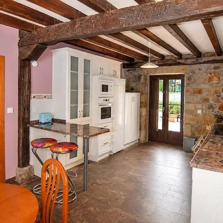 Casona De Piedra Con Jardin Cerca De Cabarceno *