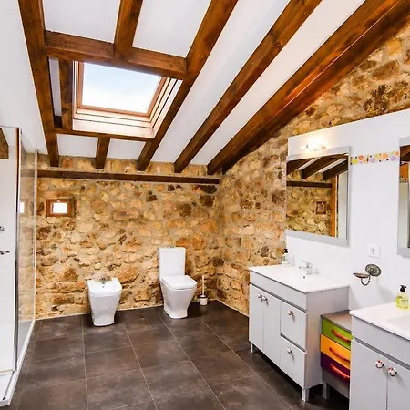 Casona De Piedra Con Jardin Cerca De Cabarceno * Penagos