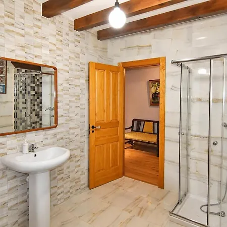 Casona De Piedra Con Jardin Cerca De Cabarceno Hébergement de vacances
