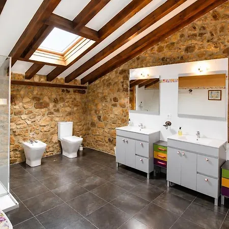 Casona De Piedra Con Jardin Cerca De Cabarceno Hébergement de vacances *
