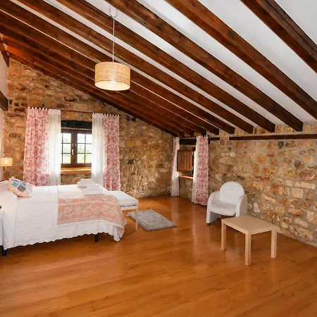 Casona De Piedra Con Jardin Cerca De Cabarceno Vakantiehuis