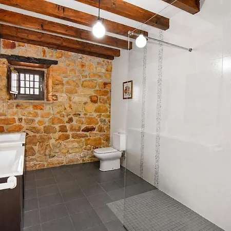 Casona De Piedra Con Jardin Cerca De Cabarceno Hébergement de vacances *
