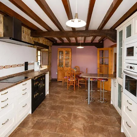 Casona De Piedra Con Jardin Cerca De Cabarceno Hébergement de vacances